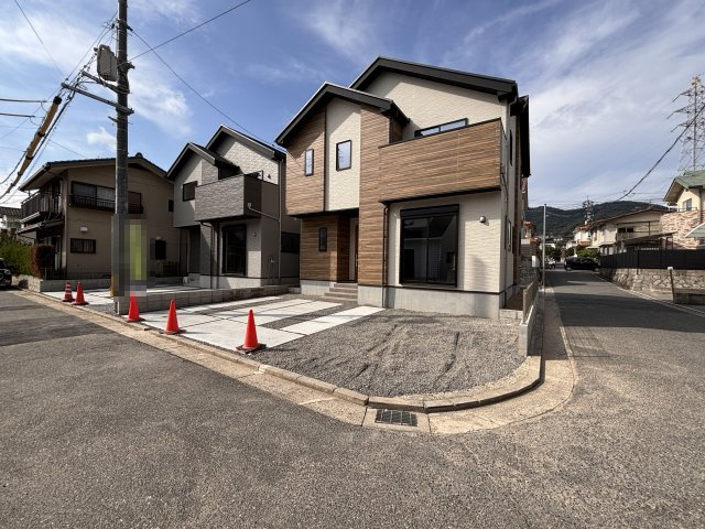 広島市安佐南区安東４丁目の新築一戸建の前面道路含む現地写真