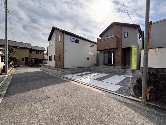 広島市安佐南区安東４丁目の新築一戸建の前面道路含む現地写真