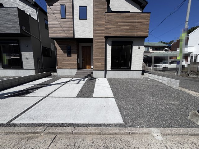 広島市安佐南区安東４丁目の新築一戸建の駐車場|駐車スペース2台分を確保。ご夫婦での車所有や来客時にも安心です
