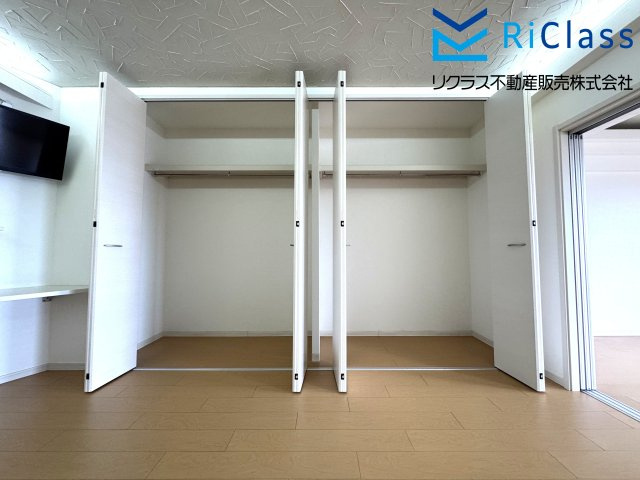 舞子台サニーハイツの収納|寝室の大容量クローゼットです