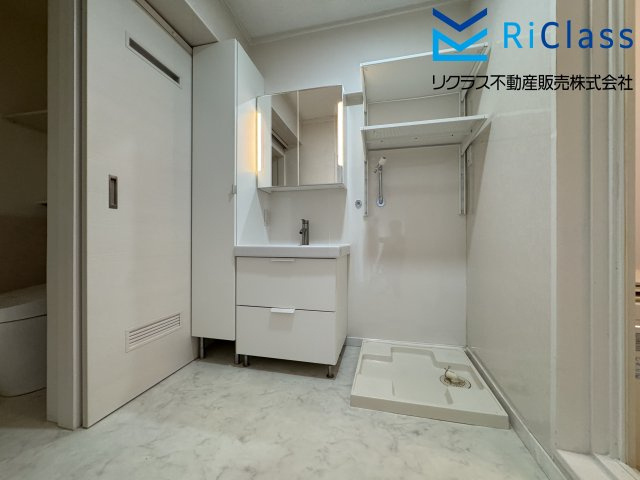 舞子台サニーハイツの独立洗面台|洗面室にはランドリースペースもございます