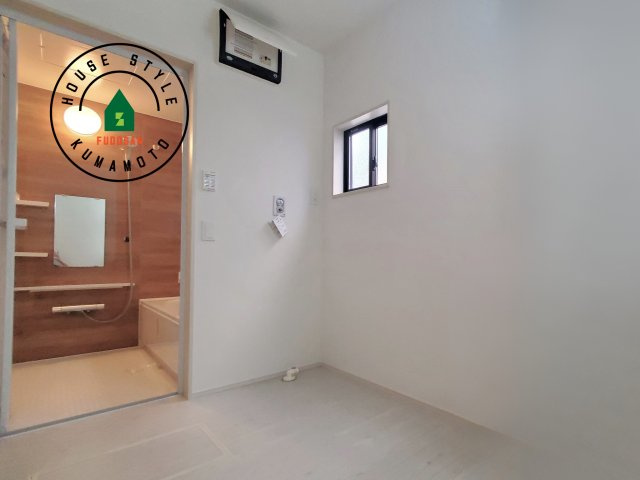 熊本市南区城南町碇第4-1棟（4号棟）の内観：施工例|ゆとりの洗面スペースで朝の身支度もスムーズに。暮らしを快適に変えるシャワー付洗面台です！