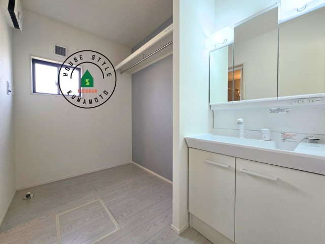 熊本市南区城南町碇第4-1棟（4号棟）の脱衣所|ゆとりの洗面スペースで朝の身支度もスムーズに。暮らしを快適に変えるシャワー付洗面台です！