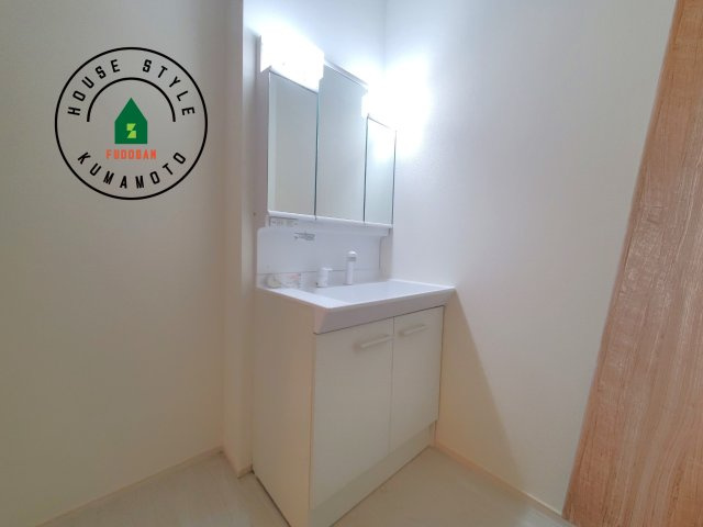 熊本市南区城南町碇第4-1棟（4号棟）の内観：施工例|毎日使うものだから清潔な空間を保ちたい水回り。洗面にはそんな願いを解消させてくれる収納アイデアが満載です。三面鏡の裏側にはキャビネットが現れ小物から背の高い物まで収納できます。