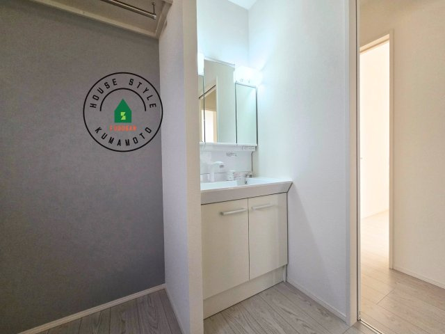 熊本市南区城南町碇第4-1棟（4号棟）の独立洗面台|毎日使うものだから清潔な空間を保ちたい水回り。洗面にはそんな願いを解消させてくれる収納アイデアが満載です。三面鏡の裏側にはキャビネットが現れ小物から背の高い物まで収納できます。