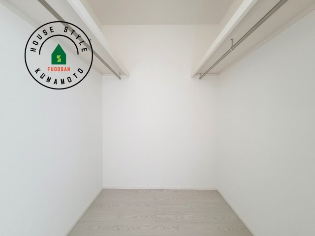 熊本市南区城南町碇第4-1棟（4号棟）の内観：施工例|洋服や大きな荷物が多い方や人数の多いご家族などは、一般的なクローゼットよりもウォークインクローゼットのほうが使い勝手が良いです。