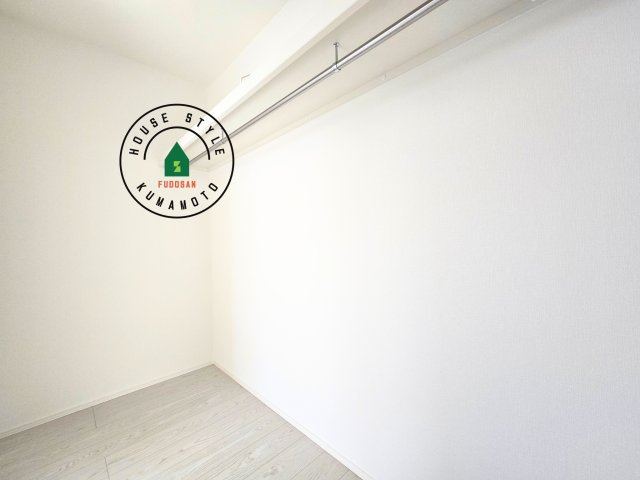 熊本市南区城南町碇第4-1棟（4号棟）の収納|洋服や大きな荷物が多い方や人数の多いご家族などは、一般的なクローゼットよりもウォークインクローゼットのほうが使い勝手が良いです。