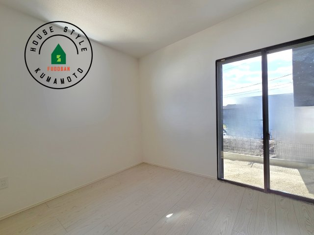 熊本市南区城南町碇第4-1棟（4号棟）の内観：施工例|柔らかい陽光が差し込む明るいお部屋を演出する設計。彩光の取れる窓が気持ちの良いお部屋を創り上げます。