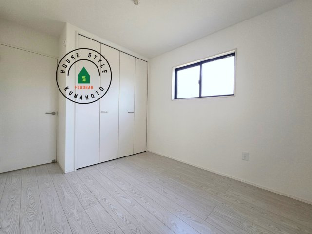 熊本市南区城南町碇第4-1棟（4号棟）の洋室|柔らかい陽光が差し込む明るいお部屋を演出する設計。彩光の取れる窓が気持ちの良いお部屋を創り上げます。