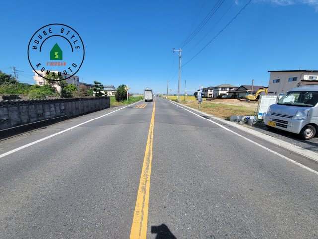 熊本市南区城南町碇第4-1棟（4号棟）の前面道路含む現地写真|前面道路は閑静な住宅地をはしる車通りの少ない道路。お車の出し入れが苦手なママや小さなお子様にも安心ですね。しっかり舗装もされているので、ベビーカーや自転車で通っても快適に通行できます。
