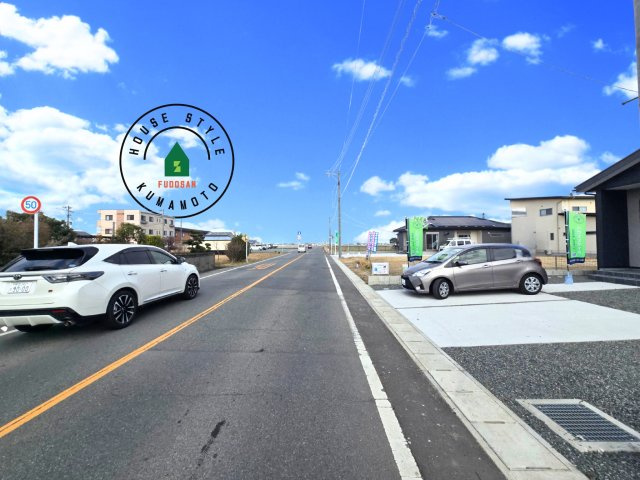 熊本市南区城南町碇第4-1棟（4号棟）の前面道路含む現地写真|前面道路は閑静な住宅地をはしる車通りの少ない道路。お車の出し入れが苦手なママや小さなお子様にも安心ですね。しっかり舗装もされているので、ベビーカーや自転車で通っても快適に通行できます。