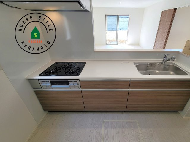 熊本市南区城南町碇第4-1棟（4号棟）の内観：施工例|ご家族を近くに感じられる対面キッチンのLDK。会話もはずみそうですね。