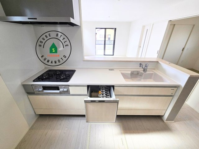 熊本市南区城南町碇第4-1棟（4号棟）のキッチン|ご家族を近くに感じられる対面キッチンのLDK。会話もはずみそうですね。