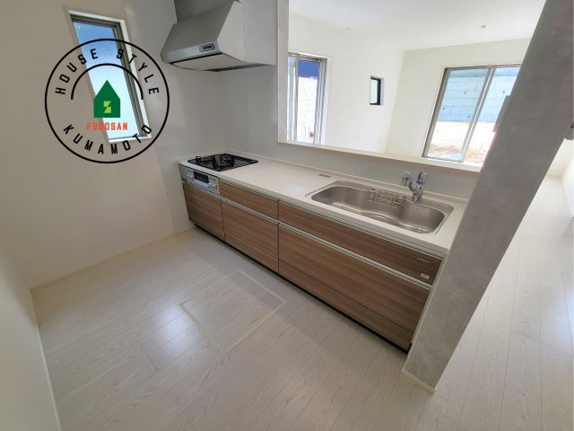 熊本市南区城南町碇第4-1棟（4号棟）の内観：施工例|ダイニングテーブルへの配膳がラクラク、お料理はかどるカウンター付きシステムキッチン！