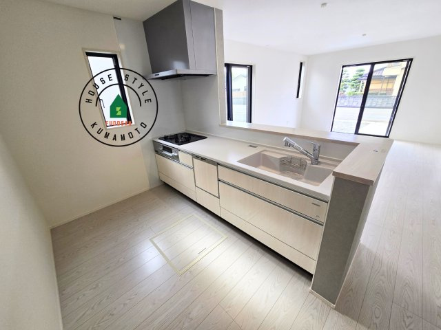 熊本市南区城南町碇第4-1棟（4号棟）のキッチン|ダイニングテーブルへの配膳がラクラク、お料理はかどるカウンター付きシステムキッチン！