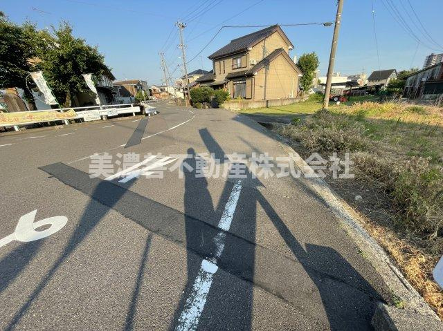 ６５７３０　岐阜市鏡島精華３丁目土地の前面道路含む現地写真