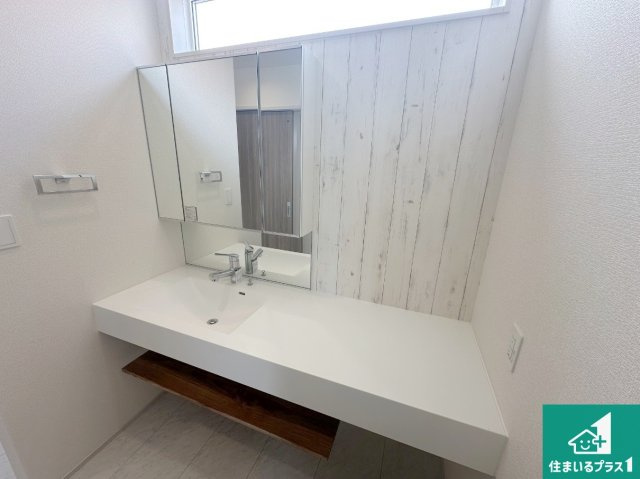 小野市本町　新築一戸建ての独立洗面台|清潔感のある洗面台です。フラットな鏡は掃除がしやすく毎日清潔！鏡裏には収納があるのでスッキリとした洗面台が保てます。