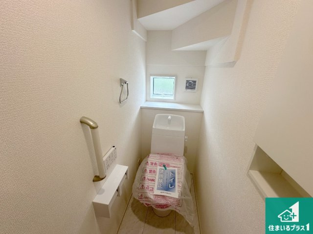 小野市本町　新築一戸建てのトイレ|1・2階の2ヶ所にあるので、朝の忙しい時間の順番待ちもなく、深夜の利用にも大変便利です。