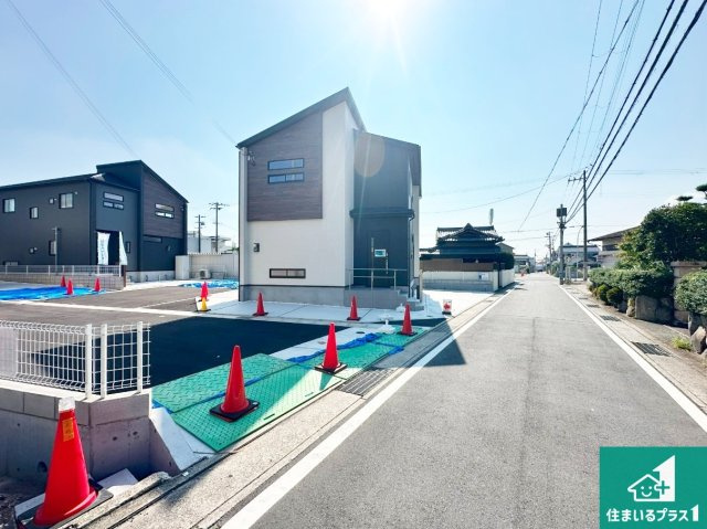小野市本町　新築一戸建ての前面道路含む現地写真|周辺は閑静な住宅街！前面道路広々で車の出し入れも便利です。駐車が苦手な方でも安心して車庫入れできます！