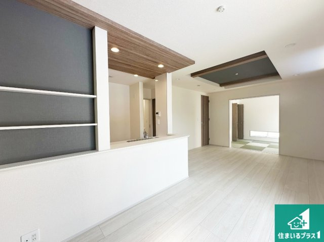 小野市本町　新築一戸建ての居間・リビング|日当たり良好の明るいリビングで朝の目覚めもスッキリできそう！対面キッチンでご家族のコミュニケーションも自然と増える設計！小さなお子様が遊ぶスペースを作っても広々とくつろげるLDK！