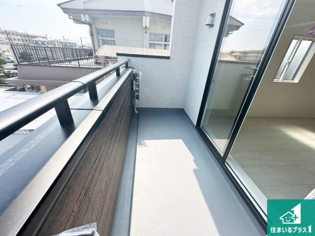 小野市本町　新築一戸建てのバルコニー|ワイドバルコニーは洗濯物を干すスペースが広いのでご家族が多くても安心！