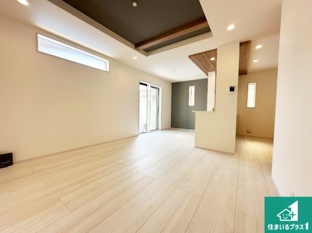 小野市本町　新築一戸建ての居間・リビング|シンプルなリビングは、観葉植物等のインテリアを楽しめますね！パパ好みにも、ママ好みにも家具次第で雰囲気を変えることができます！