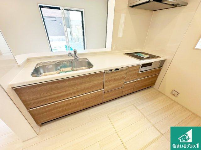 小野市本町　新築一戸建てのキッチン|リビングと統一感があり、使い勝手のいいキッチン。広々としているので、二人並んで作業が出来ちゃいます。お子様と一緒に色々なお料理に挑戦できるスペースがあります。