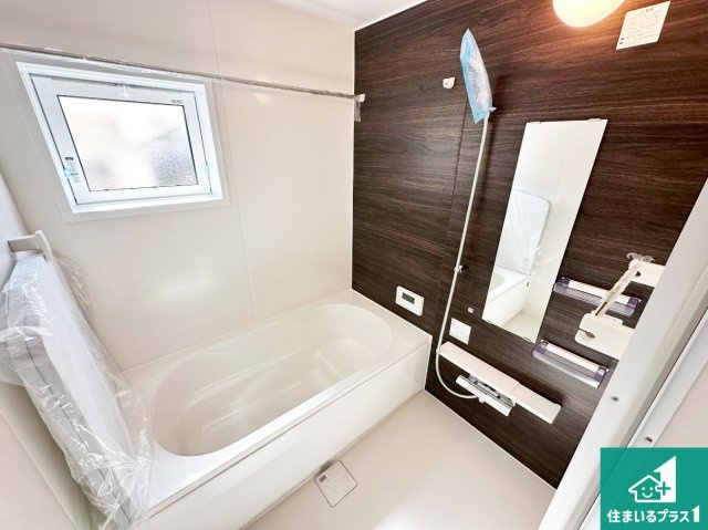 小野市本町　新築一戸建ての浴室|足をゆったり伸ばして寛げる浴槽です。窓が設けられていますので差し込む光が明るく穏やかな雰囲気にしてくれます♪浴室乾燥機も設置しているので、雨の日の洗濯物も安心です♪