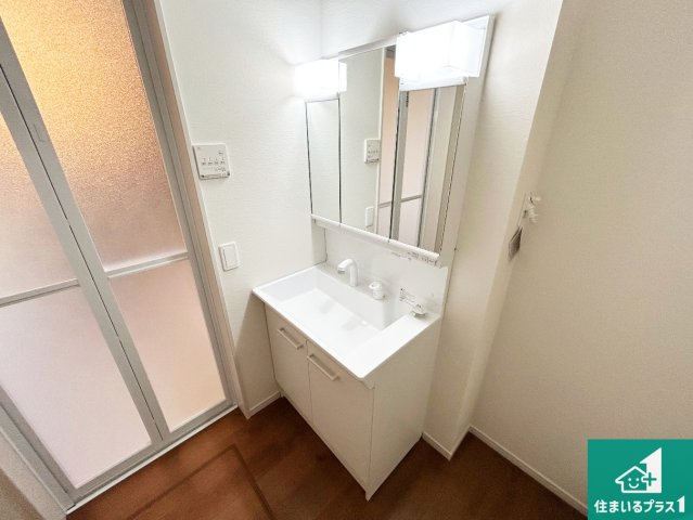 堺市南区赤坂台　第1期　新築一戸建ての独立洗面台|清潔感のある洗面台です。フラットな鏡は掃除がしやすく毎日清潔！鏡裏には収納があるのでスッキリとした洗面台が保てます。