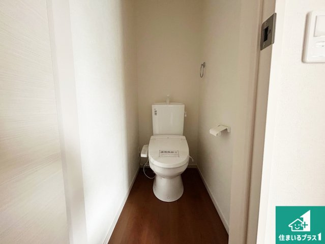 堺市南区赤坂台　第1期　新築一戸建てのトイレ|1・2階の2ヶ所にあるので、朝の忙しい時間の順番待ちもなく、深夜の利用にも大変便利です。