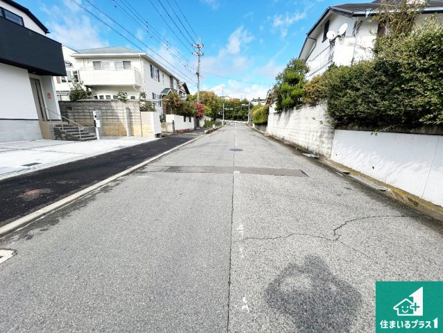 堺市南区赤坂台　第1期　新築一戸建ての前面道路含む現地写真|周辺は閑静な住宅街！前面道路広々で車の出し入れも便利です。駐車が苦手な方でも安心して車庫入れできます！