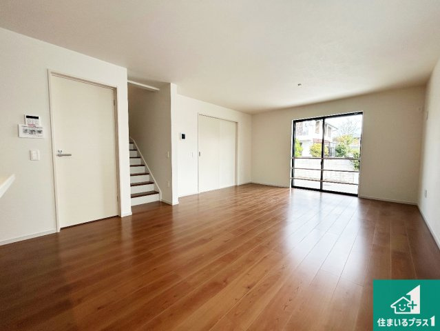 堺市南区赤坂台　第1期　新築一戸建ての居間・リビング|日当たり良好の明るいリビングで朝の目覚めもスッキリできそう！対面キッチンでご家族のコミュニケーションも自然と増える設計！小さなお子様が遊ぶスペースを作っても広々とくつろげるLDK！