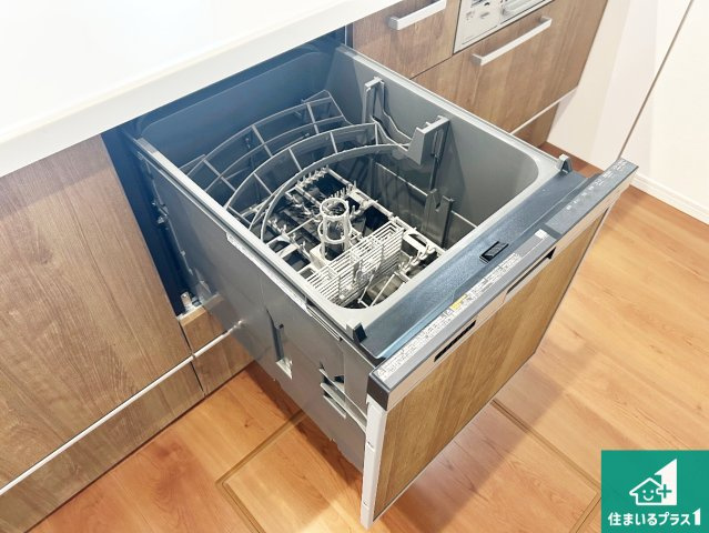 堺市南区赤坂台　第1期　新築一戸建ての設備|食事後の一仕事、食器洗いをボタン一つでお任せできちゃいます！場所を取らないビルトイン式なので、お料理スペースもしっかり確保！