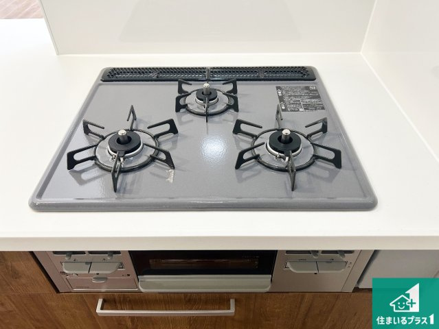 堺市南区赤坂台　第1期　新築一戸建ての設備|ダブル高火力Ｓｉセンサー付きコンロ！３口あるので、まとめて料理をする時も大活躍！