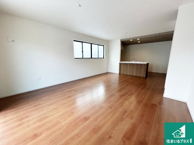 堺市南区赤坂台　第1期　新築一戸建ての居間・リビング|シンプルなリビングは、観葉植物等のインテリアを楽しめますね！パパ好みにも、ママ好みにも家具次第で雰囲気を変えることができます！