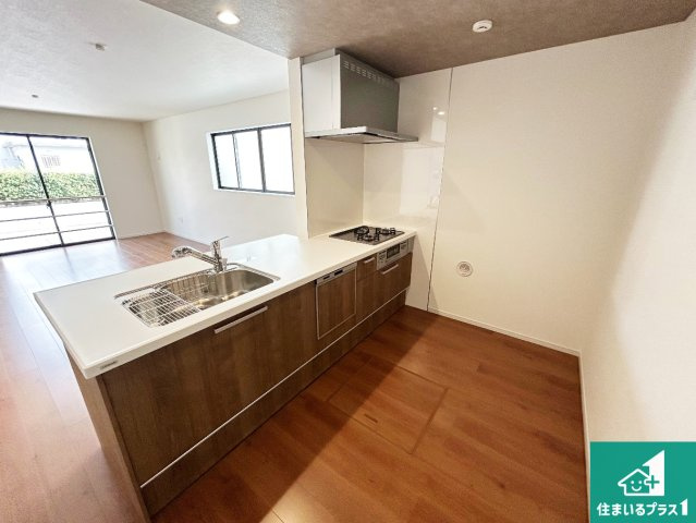 堺市南区赤坂台　第1期　新築一戸建てのキッチン|リビングと統一感があり、使い勝手のいいキッチン。広々としているので、二人並んで作業が出来ちゃいます。お子様と一緒に色々なお料理に挑戦できるスペースがあります。