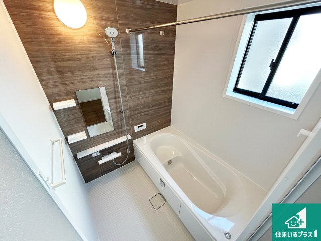 堺市南区赤坂台　第1期　新築一戸建ての浴室|足をゆったり伸ばして寛げる浴槽です。窓が設けられていますので差し込む光が明るく穏やかな雰囲気にしてくれます♪浴室乾燥機も設置しているので、雨の日の洗濯物も安心です♪