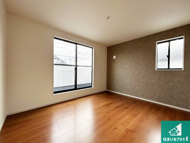 堺市南区赤坂台　第1期　新築一戸建ての洋室|寝室は心地よい眠りについてもらいたくて、シンプルかつ開放的な空間な設計にしています！大きな窓から差し込む日が心地いいです♪