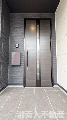 藤沢市鵠沼海岸６丁目４２５７－３新築戸建ての玄関|明るい玄関です