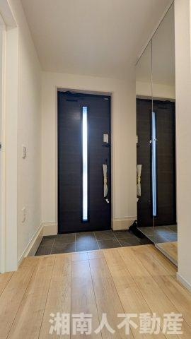 藤沢市鵠沼海岸６丁目４２５７－３新築戸建ての玄関|収納もある玄関です