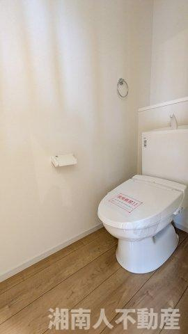 藤沢市鵠沼海岸６丁目４２５７－３新築戸建てのトイレ|落ち着いた色調のトイレです