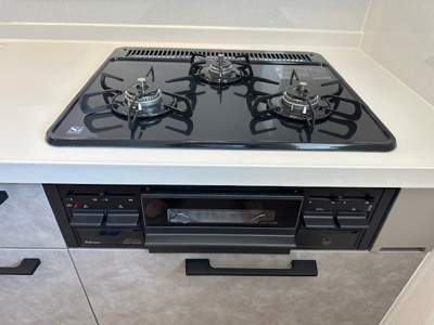 【キッチン】 | ジャルダン東淀川 | 複数品同時調理も可能な三口コンロで調理もサクサク捗ります！グリル付きで、ご家庭でも気軽に焼き魚を楽しめます。