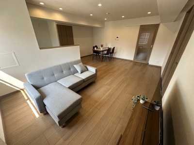 【居間・リビング】 | ジャルダン東淀川 | 大型のソファを置いてもゆとりある広さです！ご家族みんなが集まりたくなる憩いの空間。物件に関するお問い合わせはお気軽にどうぞ。