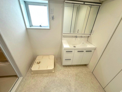 【独立洗面台】 | ジャルダン東淀川 | 鏡裏やボウル下に収納のある三面鏡付き洗面化粧台。毎日使う歯ブラシやメイク道具など、生活感の出るアイテムが収まります！