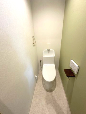 【トイレ】 | ジャルダン東淀川 | カバーなしでも便座はポカポカな温水洗浄便座付トイレ。汚れてもサッと一拭きで綺麗に！お掃除簡単で衛生的ですね。