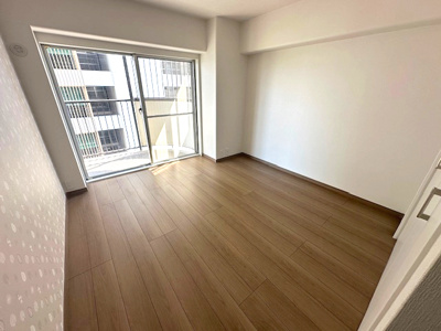 【洋室】 | ジャルダン東淀川 | 南向きバルコニーへ出入り可能な洋室6.0帖。バルコニーに面したお部屋は、大きなお布団などもサッと干せて便利です！