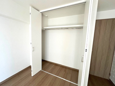 【収納】 | ジャルダン東淀川 | 洋室6.0帖のクローゼット。棚板やハンガーパイプ付き！衣類と鞄などの小物類を区別して、整理整頓しやすい収納スペースです。