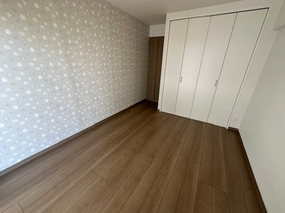 【洋室】 | ジャルダン東淀川 | 洋室5.4帖。フローリング仕様のお部屋は家具の移動もしやすく、お部屋の模様替えも気軽に楽しめそうですね！