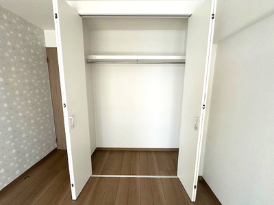 【収納】 | ジャルダン東淀川 | 洋室5.4帖のクローゼット。ハンガーパイプ付きで、洋服を折り畳まずに収納可能！収納ケースを設置し、折りたたんだ洋服も綺麗に保管できますね。