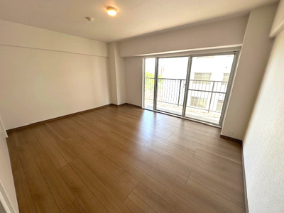 【洋室】 | ジャルダン東淀川 | 洋室9.2帖。大型ベッドも設置可能でご夫婦の寝室にもオススメ！大きなベッドでお子様も一緒にお休みになられます。